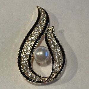 Elegant White Crystal & Pearl Art Deco Brooch, Black Trim, Gold Tone Setting NEW